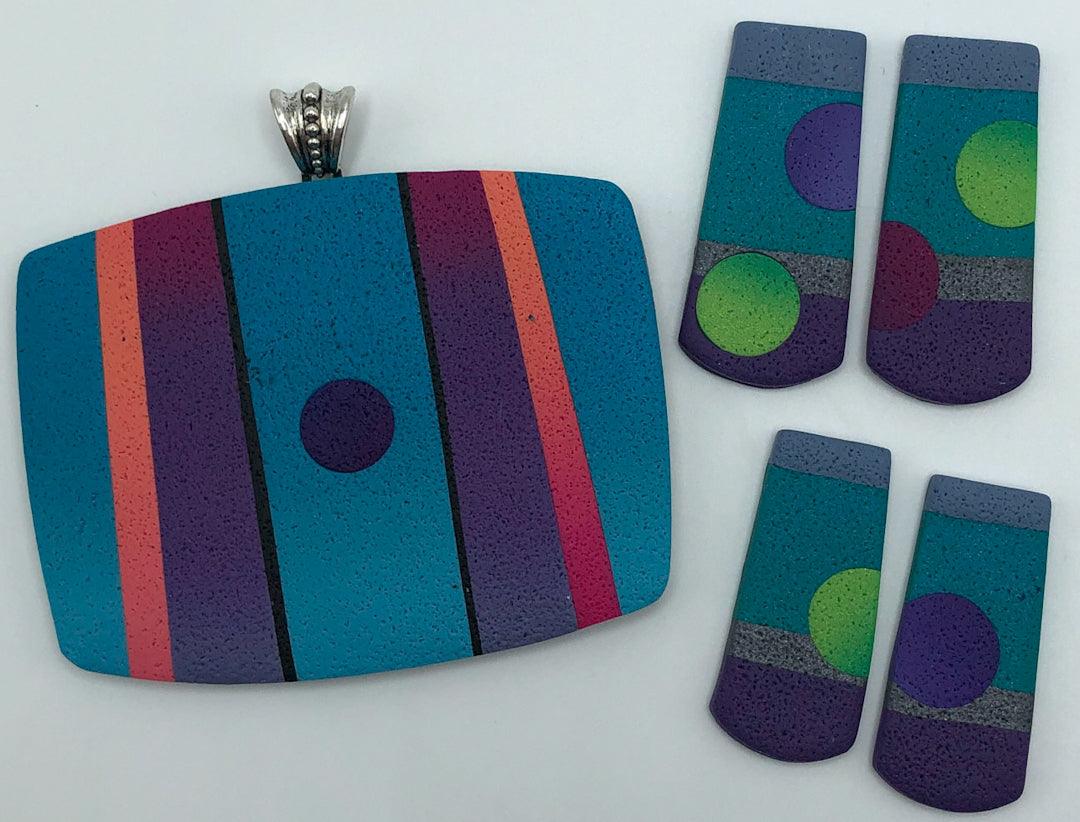 Graphic pattern pendant with a pair of earrings
