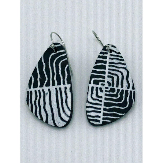 Earrings black & white wavy lines pattern