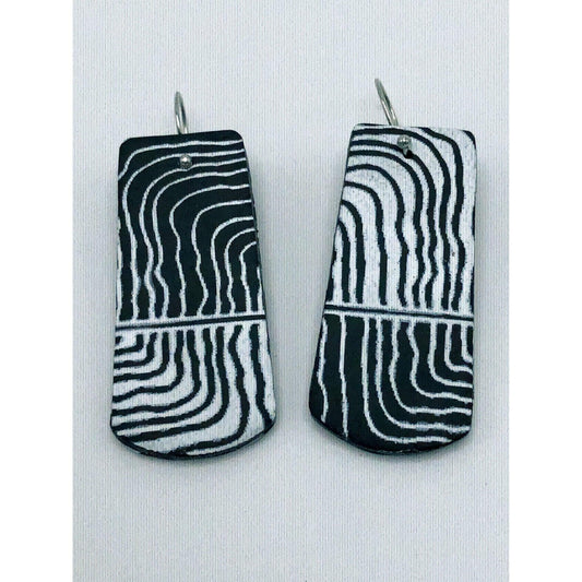 Earrings in black and white wavy line pattern, lightweight, stylish
